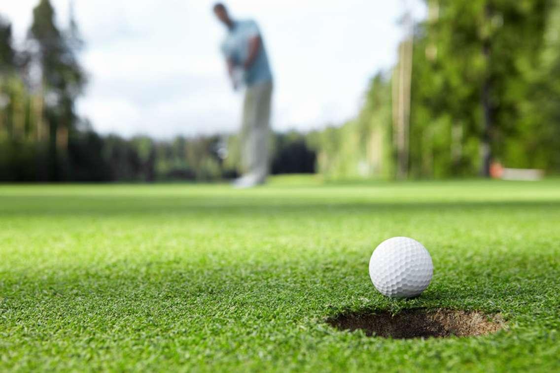 Golfer sinks a putt. © Can Stock Photo / Deklofenak