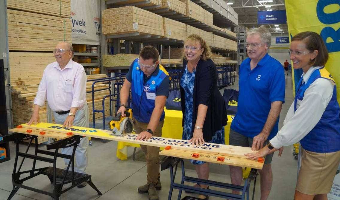 Board cutting ceremony at Rona+. July 27, 2023. (Photo by Natalia Vega)