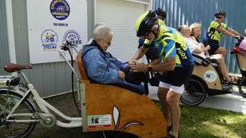 Pilot helps passenger get buckled in. August 18, 2023. (Photo by Natalia Vega)