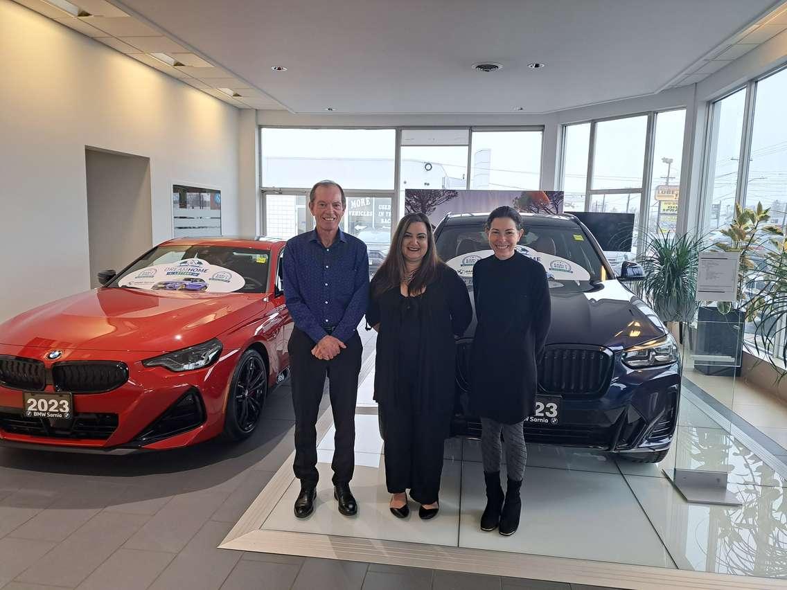 Sarnia BMW Sales Manager Don Davis (L) BWHF Committee Chair Melissa Wright (C) BWHF Executive Director Kathy Alexander (R) (Blackburn Media Photo by Natalia Vega)