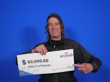 Allan Eichler with his cheque after winning on INSTANT BINGO (photo by: OLG) 