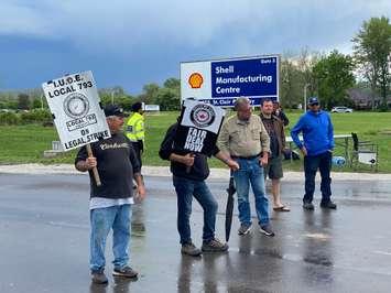 Striking workers stationed at Shell Corunna on St. Clair Parkway. May 16, 2022. (Photo by Melanie Irwin)