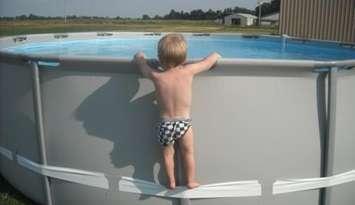 Child climbing above ground pool (Image courtesy of Health Canada)