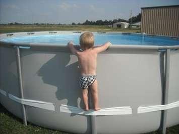 Child climbing above ground pool (Image courtesy of Health Canada)