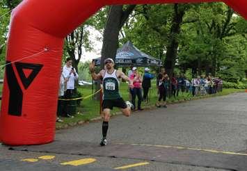 Matt Fecht signals his 4th straight win at the Y-CHOK Bridge Race June 4, 2017 (Photo by Dave Dentinger)