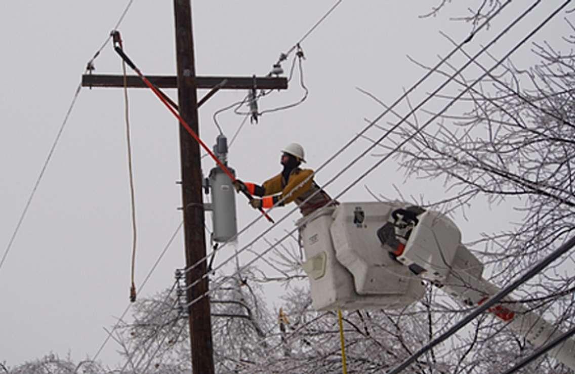 Hydro One crews making repairs 
- 2016 (BlackburnNews.com file photo)