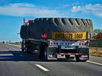 An oversized load in Melbourne, USA. October 16, 2012. (Photo by ajmexico from wikipedia)