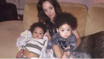 Photo of Sarah Thwaites and her children from GoFundMe. 