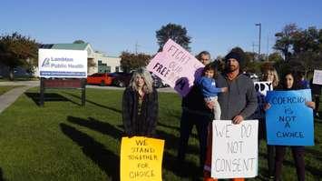 (From left to right) Alexis Timmington, Bruce Owen, Abby Cope, Kirk Cope, Heather Owen, and Nikki Timmington at a vaccine mandate protest outside Lambton Public Health.  2 November 2021.  (Photo by SarniaNewsToday.ca)