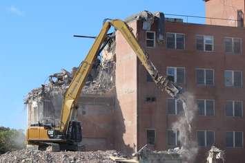 Demolition of the old Sarnia General Hospital Oct. 2018 (BlackburnNews.com photo by Dave Dentinger)