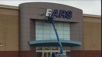 Workers remove the signs at Sarnia's closed Sears store on London Rd. January 24, 2018 (Photo by Melanie Irwin)