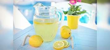 Lemonade pitcher and lemons. (Photo by JillWellington from pixabay)