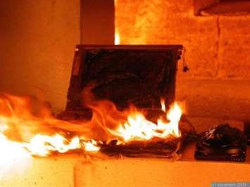 A laptop on fire. 15 January 2009. (Photo by secumem from Wikipedia)